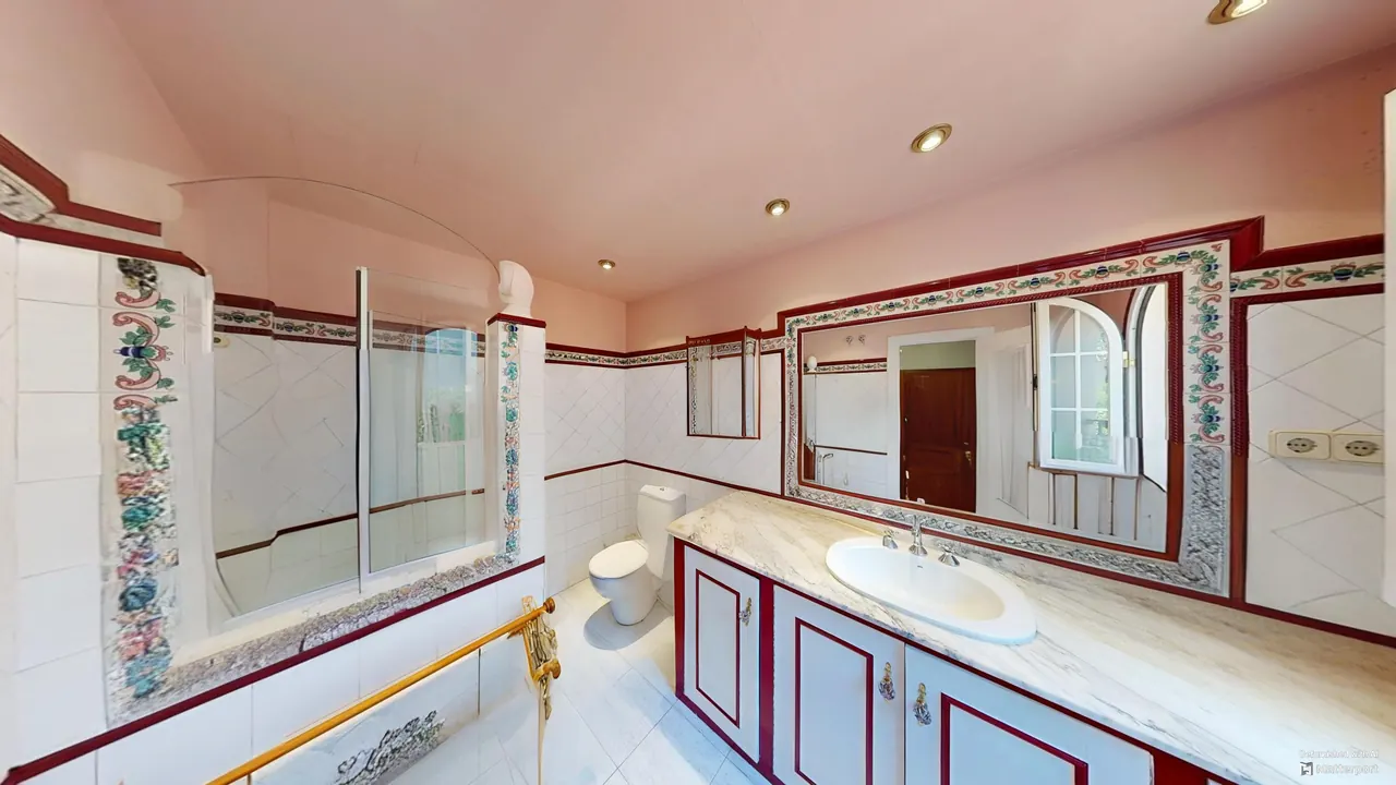 Baño en suite con lavabo encastrado y mampara