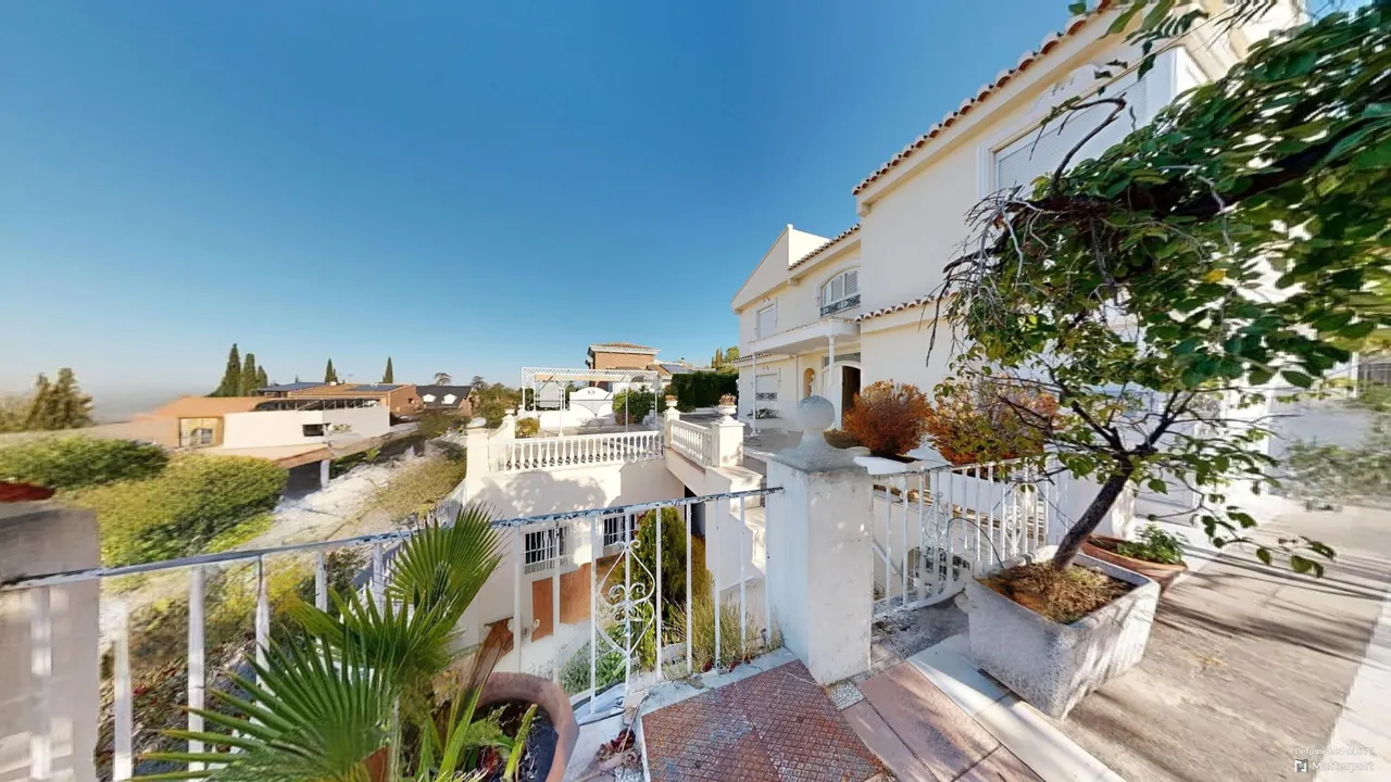 Terraza ajardinada junto a la vivienda con vistas abiertas