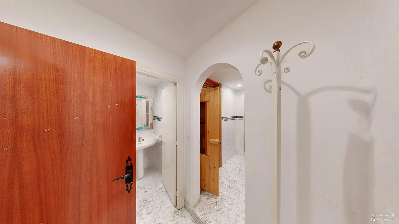 Acceso a la sauna y al baño del semisótano