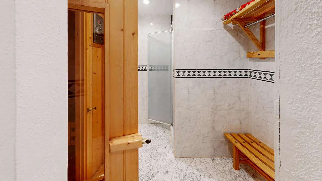 Sauna de madera junto a la ducha
