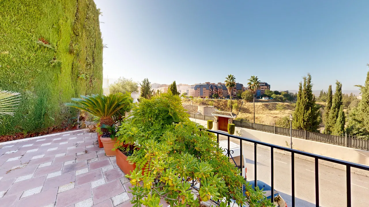 Terraza con jardineras y vistas hacia la ciudad de Granada